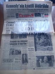 Ege Ekspres Gazetesi - 25 Kasım 1963 - ABD Başkanı Kennedy'nin katili Oswald öldürüldü - Kennedy'nin öldürülüşü filmle tespit edildi Fotoğrafı - 20 senedir ilk defa dış saate dün çıkan İsmet İnönü halen birleşik Amerika'da - Küba başbakanı Fidel Castro Kennedy'nin ölümünden dolayı üzgün - 3 erkek kardeş dediler J. Kennedy Robert Kennedy Ve Edward Kennedy Fotoğrafı - Amerika'da evvelki reisicumhur katilleri nasıl yakalanmıştı - Kennedy'nin öldüğünü bilmeyen 14 kişi kim - Amerikan başkanı Kennedy'nin cenazesi için heyetimiz Amerika'da - tütün fideliklerini tarım bakanlığı kontrol edecek - nurculuk propagandası yaptıkları iddia edilen 7 kişi yakalandı - Karşıyaka 0 Fenerbahçe 0 fotoğraflar - Galatasaray Metin Oktay'ı üç golü ile galip - Kamalı Zeybek yazan Kemal Ormancıoğlu Yazı Dizisi - Renata Şiiri yazan Hüseyin Uçar - zehirli hayat filmi başrolde Lana Turner Ve John Gavin Yıldız sinemasında - mahkum 7 harbiyeli serbest bırakıldı - demir bilekli adam yazan J. Hersey - Mayk Hammer