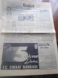 Ege Ekspres Gazetesi - 25 Kasım 1963 - ABD Başkanı Kennedy'nin katili Oswald öldürüldü - Kennedy'nin öldürülüşü filmle tespit edildi Fotoğrafı - 20 senedir ilk defa dış saate dün çıkan İsmet İnönü halen birleşik Amerika'da - Küba başbakanı Fidel Castro Kennedy'nin ölümünden dolayı üzgün - 3 erkek kardeş dediler J. Kennedy Robert Kennedy Ve Edward Kennedy Fotoğrafı - Amerika'da evvelki reisicumhur katilleri nasıl yakalanmıştı - Kennedy'nin öldüğünü bilmeyen 14 kişi kim - Amerikan başkanı Kennedy'nin cenazesi için heyetimiz Amerika'da - tütün fideliklerini tarım bakanlığı kontrol edecek - nurculuk propagandası yaptıkları iddia edilen 7 kişi yakalandı - Karşıyaka 0 Fenerbahçe 0 fotoğraflar - Galatasaray Metin Oktay'ı üç golü ile galip - Kamalı Zeybek yazan Kemal Ormancıoğlu Yazı Dizisi - Renata Şiiri yazan Hüseyin Uçar - zehirli hayat filmi başrolde Lana Turner Ve John Gavin Yıldız sinemasında - mahkum 7 harbiyeli serbest bırakıldı - demir bilekli adam yazan J. Hersey - Mayk Hammer