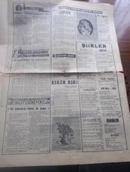 Ege Ekspres Gazetesi - 25 Kasım 1963 - ABD Başkanı Kennedy'nin katili Oswald öldürüldü - Kennedy'nin öldürülüşü filmle tespit edildi Fotoğrafı - 20 senedir ilk defa dış saate dün çıkan İsmet İnönü halen birleşik Amerika'da - Küba başbakanı Fidel Castro Kennedy'nin ölümünden dolayı üzgün - 3 erkek kardeş dediler J. Kennedy Robert Kennedy Ve Edward Kennedy Fotoğrafı - Amerika'da evvelki reisicumhur katilleri nasıl yakalanmıştı - Kennedy'nin öldüğünü bilmeyen 14 kişi kim - Amerikan başkanı Kennedy'nin cenazesi için heyetimiz Amerika'da - tütün fideliklerini tarım bakanlığı kontrol edecek - nurculuk propagandası yaptıkları iddia edilen 7 kişi yakalandı - Karşıyaka 0 Fenerbahçe 0 fotoğraflar - Galatasaray Metin Oktay'ı üç golü ile galip - Kamalı Zeybek yazan Kemal Ormancıoğlu Yazı Dizisi - Renata Şiiri yazan Hüseyin Uçar - zehirli hayat filmi başrolde Lana Turner Ve John Gavin Yıldız sinemasında - mahkum 7 harbiyeli serbest bırakıldı - demir bilekli adam yazan J. Hersey - Mayk Hammer