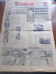 Ege Ekspres Gazetesi - 25 Kasım 1963 - ABD Başkanı Kennedy'nin katili Oswald öldürüldü - Kennedy'nin öldürülüşü filmle tespit edildi Fotoğrafı - 20 senedir ilk defa dış saate dün çıkan İsmet İnönü halen birleşik Amerika'da - Küba başbakanı Fidel Castro Kennedy'nin ölümünden dolayı üzgün - 3 erkek kardeş dediler J. Kennedy Robert Kennedy Ve Edward Kennedy Fotoğrafı - Amerika'da evvelki reisicumhur katilleri nasıl yakalanmıştı - Kennedy'nin öldüğünü bilmeyen 14 kişi kim - Amerikan başkanı Kennedy'nin cenazesi için heyetimiz Amerika'da - tütün fideliklerini tarım bakanlığı kontrol edecek - nurculuk propagandası yaptıkları iddia edilen 7 kişi yakalandı - Karşıyaka 0 Fenerbahçe 0 fotoğraflar - Galatasaray Metin Oktay'ı üç golü ile galip - Kamalı Zeybek yazan Kemal Ormancıoğlu Yazı Dizisi - Renata Şiiri yazan Hüseyin Uçar - zehirli hayat filmi başrolde Lana Turner Ve John Gavin Yıldız sinemasında - mahkum 7 harbiyeli serbest bırakıldı - demir bilekli adam yazan J. Hersey - Mayk Hammer