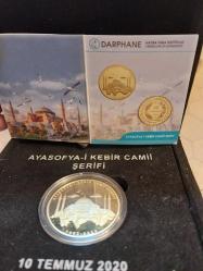Ayasofya-i Kebir Camii Şerifi Hatıra 10 Temmuz 2020 Yeniden İbadete Açılışı 925 ayar Gümüş Üzeri Altın kaplama 31,10 gram. 10 bin adet baskının 2309 ncusu. Orijinal DARPHANE Kutusunda.
