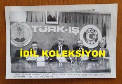 ŞEVKET YILMAZ'IN ORİJİNAL AJANS-BASIN FOTOĞRAFI - 18 x 12 cm EBADINDA - TÜRK-İŞ GENEL BAŞKANI ŞEVKET YILMAZ BASIN TOPLANTISI DÜZENLERKEN ÇEKİLMİŞ BİR KARE