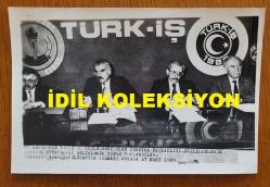 ŞEVKET YILMAZ'IN ORİJİNAL AJANS-BASIN FOTOĞRAFI - 18 x 12 cm EBADINDA - TÜRK-İŞ GENEL BAŞKANI ŞEVKET YILMAZ TOPLU İŞ SÖZLEŞMESİ KONUSUNDA SENDİKA LİDERLERİYLE BİRLİKTE BASIN TOPLANTISI DÜZENLERKEN ÇEKİLMİŞ BİR KARE. 1985