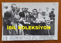 ŞEVKET YILMAZ'IN ORİJİNAL AJANS-BASIN FOTOĞRAFI - 18 x 12 cm EBADINDA - TÜRK-İŞ GENEL BAŞKANI ŞEVKET YILMAZ, KOCAELİ İZMİT'TEKİ MİTİNG SIRASINDA KONUŞMA YAPARKEN ÇEKİLMİŞ BİR KARE. 1987