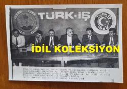 ŞEVKET YILMAZ'IN ORİJİNAL AJANS-BASIN FOTOĞRAFI - 18 x 12 cm EBADINDA - TÜRK-İŞ GENEL BAŞKANI ŞEVKET YILMAZ DÜZENLEDİĞİ BASIN TOPLANTISINDA ''KOORDİNASYON KURULUNUN ALDIĞI İLKE KARARLARI KAMUOYUNA AÇIKLANSIN'' DERKEN ÇEKİLMİŞ BİR KARE. EYLÜL 1984. HASAN AYDIN