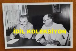 ŞEVKET YILMAZ'IN HALİT NARİN'LE ORİJİNAL FOTOĞRAFI - 18 x 12 cm EBADINDA - TÜRK-İŞ GENEL BAŞKANI ŞEVKET YILMAZ, TİSK BAŞKANI HALİT NARİN'LE KONUŞURKEN ÇEKİLMİŞ BİR KARE