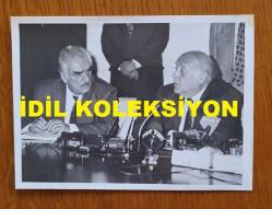 SÜLEYMAN DEMİREL ve ŞEVKET YILMAZ'IN ORİJİNAL FOTOĞRAFI - 12 x 8,5 cm EBADINDA - ŞEVKET YILMAZ, SÜLEYMAN DEMİREL'LE BİRLİKTE BASIN AÇIKLAMASI YAPARKEN ÇEKİLMİŞ BİR KARE