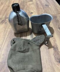 Antika 1953 Orijinal ABD Askeri Matara Seti - Koleksiyonluk & Tam Takım Koleksiyoncular ve outdoor tutkunları için kaçırılmayacak tarihi bir parça. 1953 üretimi, orijinal U.S. A.S.CO. damgalı. Alüminyum matara, katlanır saplı metal kupası (mug) ve orijinal koruyucu kılıfı ile tam set. Dönemine göre oldukça temiz ve sağlam. Sızdırmazlık sorunu yoktur. Nostaljik dokusunu tamamen korumaktadır. • Hem dekoratif olarak hem de kampta, doğada kullanım için uygundur.