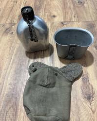 Antika 1953 Orijinal ABD Askeri Matara Seti - Koleksiyonluk & Tam Takım Koleksiyoncular ve outdoor tutkunları için kaçırılmayacak tarihi bir parça. 1953 üretimi, orijinal U.S. A.S.CO. damgalı. Alüminyum matara, katlanır saplı metal kupası (mug) ve orijinal koruyucu kılıfı ile tam set. Dönemine göre oldukça temiz ve sağlam. Sızdırmazlık sorunu yoktur. Nostaljik dokusunu tamamen korumaktadır. • Hem dekoratif olarak hem de kampta, doğada kullanım için uygundur.