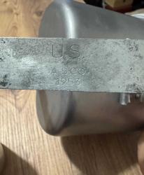 Antika 1953 Orijinal ABD Askeri Matara Seti - Koleksiyonluk & Tam Takım Koleksiyoncular ve outdoor tutkunları için kaçırılmayacak tarihi bir parça. 1953 üretimi, orijinal U.S. A.S.CO. damgalı. Alüminyum matara, katlanır saplı metal kupası (mug) ve orijinal koruyucu kılıfı ile tam set. Dönemine göre oldukça temiz ve sağlam. Sızdırmazlık sorunu yoktur. Nostaljik dokusunu tamamen korumaktadır. • Hem dekoratif olarak hem de kampta, doğada kullanım için uygundur.