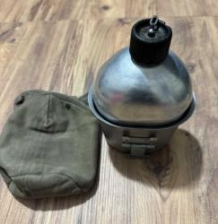 Antika 1953 Orijinal ABD Askeri Matara Seti - Koleksiyonluk & Tam Takım Koleksiyoncular ve outdoor tutkunları için kaçırılmayacak tarihi bir parça. 1953 üretimi, orijinal U.S. A.S.CO. damgalı. Alüminyum matara, katlanır saplı metal kupası (mug) ve orijinal koruyucu kılıfı ile tam set. Dönemine göre oldukça temiz ve sağlam. Sızdırmazlık sorunu yoktur. Nostaljik dokusunu tamamen korumaktadır. • Hem dekoratif olarak hem de kampta, doğada kullanım için uygundur.