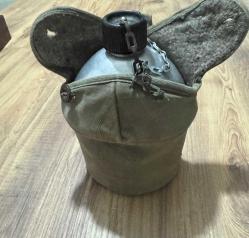 Antika 1953 Orijinal ABD Askeri Matara Seti - Koleksiyonluk & Tam Takım Koleksiyoncular ve outdoor tutkunları için kaçırılmayacak tarihi bir parça. 1953 üretimi, orijinal U.S. A.S.CO. damgalı. Alüminyum matara, katlanır saplı metal kupası (mug) ve orijinal koruyucu kılıfı ile tam set. Dönemine göre oldukça temiz ve sağlam. Sızdırmazlık sorunu yoktur. Nostaljik dokusunu tamamen korumaktadır. • Hem dekoratif olarak hem de kampta, doğada kullanım için uygundur.