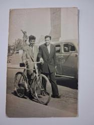 '' Nihat'la 23 Ağustos günü Ulus Meydanı'nda Foto Şipşak, ... '' notlu Siyah Beyaz Fotoğraf - 12.5/7.5 cm.