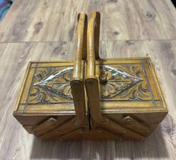 Masif Ahşap El Oyması Akordiyon Takı & Dikiş Kutusu Tamamı ahşap, el işçiliğiyle oyulmuş, nostaljik ve şık bir saklama kutusu. Özel akordiyon mekanizması sayesinde yana doğru açılarak 5 farklı bölme sunar. Hem dekoratif bir obje hem de dikiş, takı veya hobi malzemeleriniz için mükemmel bir düzenleyicidir. Kondisyonu fotoğraflarda görüldüğü gibi çok iyi durumdadır. Masif Ahşap El oyması kapak detaylı 3 katlı, 5 bölmeli akordiyon