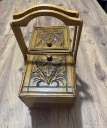 Masif Ahşap El Oyması Akordiyon Takı & Dikiş Kutusu Tamamı ahşap, el işçiliğiyle oyulmuş, nostaljik ve şık bir saklama kutusu. Özel akordiyon mekanizması sayesinde yana doğru açılarak 5 farklı bölme sunar. Hem dekoratif bir obje hem de dikiş, takı veya hobi malzemeleriniz için mükemmel bir düzenleyicidir. Kondisyonu fotoğraflarda görüldüğü gibi çok iyi durumdadır. Masif Ahşap El oyması kapak detaylı 3 katlı, 5 bölmeli akordiyon