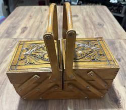 Masif Ahşap El Oyması Akordiyon Takı & Dikiş Kutusu Tamamı ahşap, el işçiliğiyle oyulmuş, nostaljik ve şık bir saklama kutusu. Özel akordiyon mekanizması sayesinde yana doğru açılarak 5 farklı bölme sunar. Hem dekoratif bir obje hem de dikiş, takı veya hobi malzemeleriniz için mükemmel bir düzenleyicidir. Kondisyonu fotoğraflarda görüldüğü gibi çok iyi durumdadır. Masif Ahşap El oyması kapak detaylı 3 katlı, 5 bölmeli akordiyon