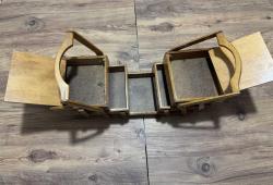 Masif Ahşap El Oyması Akordiyon Takı & Dikiş Kutusu Tamamı ahşap, el işçiliğiyle oyulmuş, nostaljik ve şık bir saklama kutusu. Özel akordiyon mekanizması sayesinde yana doğru açılarak 5 farklı bölme sunar. Hem dekoratif bir obje hem de dikiş, takı veya hobi malzemeleriniz için mükemmel bir düzenleyicidir. Kondisyonu fotoğraflarda görüldüğü gibi çok iyi durumdadır. Masif Ahşap El oyması kapak detaylı 3 katlı, 5 bölmeli akordiyon