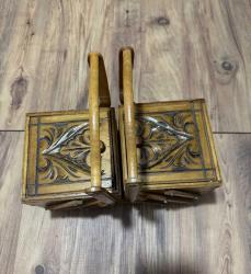 Masif Ahşap El Oyması Akordiyon Takı & Dikiş Kutusu Tamamı ahşap, el işçiliğiyle oyulmuş, nostaljik ve şık bir saklama kutusu. Özel akordiyon mekanizması sayesinde yana doğru açılarak 5 farklı bölme sunar. Hem dekoratif bir obje hem de dikiş, takı veya hobi malzemeleriniz için mükemmel bir düzenleyicidir. Kondisyonu fotoğraflarda görüldüğü gibi çok iyi durumdadır. Masif Ahşap El oyması kapak detaylı 3 katlı, 5 bölmeli akordiyon