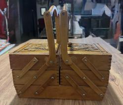 Masif Ahşap El Oyması Akordiyon Takı & Dikiş Kutusu Tamamı ahşap, el işçiliğiyle oyulmuş, nostaljik ve şık bir saklama kutusu. Özel akordiyon mekanizması sayesinde yana doğru açılarak 5 farklı bölme sunar. Hem dekoratif bir obje hem de dikiş, takı veya hobi malzemeleriniz için mükemmel bir düzenleyicidir. Kondisyonu fotoğraflarda görüldüğü gibi çok iyi durumdadır. Masif Ahşap El oyması kapak detaylı 3 katlı, 5 bölmeli akordiyon