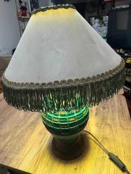 Vintage Ahşap Yeşil El işçiliği Abajur Masa Lambası Retro Şık 70'ler retro/vintage tasarım. Dönem ruhunu yansıtan, saçağı püsküllü orijinal krem rengi şapka. Çalışır vaziyette, temiz ve bakımlı. Kablosu ve anahtarı sağlamdır. Boy Şapkasız 42 cm Şapkalı 50 cm Şapka çapı 35 cm