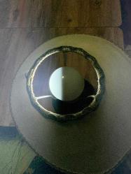 Vintage Ahşap Yeşil El işçiliği Abajur Masa Lambası Retro Şık 70'ler retro/vintage tasarım. Dönem ruhunu yansıtan, saçağı püsküllü orijinal krem rengi şapka. Çalışır vaziyette, temiz ve bakımlı. Kablosu ve anahtarı sağlamdır. Boy Şapkasız 42 cm Şapkalı 50 cm Şapka çapı 35 cm