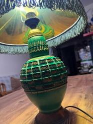 Vintage Ahşap Yeşil El işçiliği Abajur Masa Lambası Retro Şık 70'ler retro/vintage tasarım. Dönem ruhunu yansıtan, saçağı püsküllü orijinal krem rengi şapka. Çalışır vaziyette, temiz ve bakımlı. Kablosu ve anahtarı sağlamdır. Boy Şapkasız 42 cm Şapkalı 50 cm Şapka çapı 35 cm