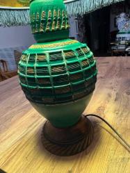 Vintage Ahşap Yeşil El işçiliği Abajur Masa Lambası Retro Şık 70'ler retro/vintage tasarım. Dönem ruhunu yansıtan, saçağı püsküllü orijinal krem rengi şapka. Çalışır vaziyette, temiz ve bakımlı. Kablosu ve anahtarı sağlamdır. Boy Şapkasız 42 cm Şapkalı 50 cm Şapka çapı 35 cm