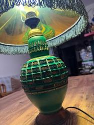 Vintage Ahşap Yeşil El işçiliği Abajur Masa Lambası Retro Şık 70'ler retro/vintage tasarım. Dönem ruhunu yansıtan, saçağı püsküllü orijinal krem rengi şapka. Çalışır vaziyette, temiz ve bakımlı. Kablosu ve anahtarı sağlamdır. Boy Şapkasız 42 cm Şapkalı 50 cm Şapka çapı 35 cm