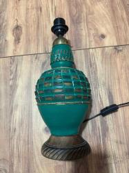 Vintage Ahşap Yeşil El işçiliği Abajur Masa Lambası Retro Şık 70'ler retro/vintage tasarım. Dönem ruhunu yansıtan, saçağı püsküllü orijinal krem rengi şapka. Çalışır vaziyette, temiz ve bakımlı. Kablosu ve anahtarı sağlamdır. Boy Şapkasız 42 cm Şapkalı 50 cm Şapka çapı 35 cm