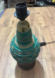 Vintage Ahşap Yeşil El işçiliği Abajur Masa Lambası Retro Şık 70'ler retro/vintage tasarım. Dönem ruhunu yansıtan, saçağı püsküllü orijinal krem rengi şapka. Çalışır vaziyette, temiz ve bakımlı. Kablosu ve anahtarı sağlamdır. Boy Şapkasız 42 cm Şapkalı 50 cm Şapka çapı 35 cm