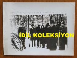 YUNANİSTAN ESKİ BAŞBAKANI ANDREA PAPANDREU'NUN ORİJİNAL AJANS-BASIN FOTOĞRAFI - 24 x 18 cm EBADINDA - ANDREA PAPANDREU, BİR ANITA ÇELENK KOYUP SAYGI DURUŞUNDA BEKLERKEN ÇEKİLMİŞ BİR KARE