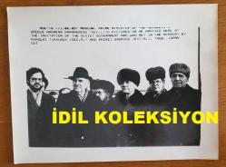 YUNANİSTAN ESKİ BAŞBAKANI ANDREA PAPANDREU'NUN ORİJİNAL AJANS-BASIN FOTOĞRAFI - 24 x 18 cm EBADINDA - ANDREA PAPANDREU, NİKOLAİ TİKHONOV HAVA LİMANINDA SOVYET DEVLET YÖNETİCİLERİYLE BİRLİKTEYKEN ÇEKİLMİŞ BİR KARE