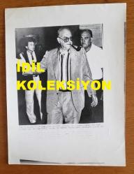 YUNANİSTAN ESKİ BAŞBAKANI ANDREA PAPANDREU'NUN ORİJİNAL AJANS-BASIN FOTOĞRAFI - 24 x 18 cm EBADINDA - ANDREA PAPANDREU PİPO İÇERKEN ÇEKİLMİŞ BİR KARE