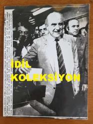 YUNANİSTAN ESKİ BAŞBAKANI ANDREA PAPANDREU'NUN ORİJİNAL AJANS-BASIN FOTOĞRAFI - 24 x 18,5 cm EBADINDA - ANDREA PAPANDREU SEÇİMDE SANDIĞA OY ZARFINI ATTIĞI SIRADA POZ VERİRKEN ÇEKİLMİŞ BİR KARE
