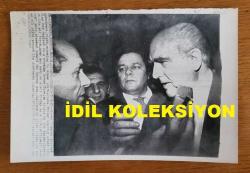 YUNANİSTAN ESKİ BAŞBAKANI ANDREA PAPANDREU'NUN ORİJİNAL AJANS-BASIN FOTOĞRAFI - 18 x 12 cm EBADINDA - ANDREA PAPANDREOU KAMERALAR ÖNÜNDE KONUŞURKEN ÇEKİLMİŞ BİR KARE