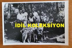 YUNANİSTAN ESKİ BAŞBAKANI ANDREA PAPANDREU'NUN ORİJİNAL AJANS-BASIN  FOTOĞRAFI - 18 x 12 cm EBADINDA - ANDREA PAPANDREU EŞİ MARGARET PAPANDREOU ve AİLESİYLE BİRLİKTE TOPLUCA HATIRA POZU VERİRKEN ÇEKİLMİŞ BİR KARE