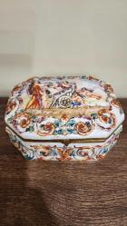 Antika capodimonte tarzı kabartma figürlü porselen kutu