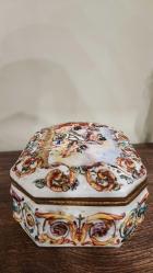 Antika capodimonte tarzı kabartma figürlü porselen kutu