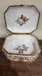 Antika capodimonte tarzı kabartma figürlü porselen kutu