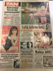 TAN GAZETESİ DOĞUM GÜNÜ HEDİYESİ (TURKISH NEWSPAPPER) - 13 EYLÜL 1983 - SADECE 4 SAYFADIR -Gül Bayar-Mehmet Şehirli-Ayten Kaçmaz-Turgay Kaçmaz-Hasan Ergün-Katerin-Zeki Müren-Selami Şahin-Bayan Özal-Nilgün Gökdeniz-Ömer Balıkstırı-Tina-Marilyn Monroe-Dieter-Ursula-İbrahim Tatlıses-Banu Demir-Ted Kennedy-Angie Dickinson-Semra Özal-Haydi 150 bini ver sevişmeye başlayalım-Kendisini aldatan kocasını kaynar su ile haşladı-Margaret Türkiyeyi bira ile içince çarpıldı-TAN Avrupada da mı çıkıyor-Aşk beni genç tutuyor-Zeki Müren muhteşem konserin yorgunluğunu denizde çıkarıyor-Ted Kennedynin son sevgilisi Kadın Polis-Almanlar tecavüz şampiyonu-Trafiği birbirine kattı-Parasını çalıp sevdiği adama hediyeler aldı karısını öldürdü-Balayı bitti