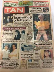 TAN GAZETESİ DOĞUM GÜNÜ HEDİYESİ (TURKISH NEWSPAPPER) - 18 EYLÜL 1984- SADECE 4 SAYFADIR -Altan Erbulak-Sakıp Sabancı-Carolyn Bailey-Ahmet Kara-Halil Acar-Zafir Seba-Mehmet Şehri-Jerry Lewis-Tarık Akan-Sophie Raynaud-Berrin Tuncel-Mahmut Bakırcı-Erdoğan Işık-İsmet Sezgin-Samim Seçkin-Dustin Hoffman-Altan Erbulak eşinden boşandı-İşadamlarının çoğu çapkınlık yapıyor-Erkek yakalandılar-Şile bezi şampiyon-Miki filmi çevirdiği için başı dertten kurtulmuyor-Kuşlar ölmesin diye kendi öldü-Maskeli Balonun takma burunlu ünlüleri-Bu ünlüyü tanıdınız mı-Kaldalıktan İsmet Sezgin şahit koltuğuna oturamadı-Kit kanaat geçiniyorum-İsviçreliler Türkiye’yi ucuz buldu-Kalp hastası Jerry Lewis güzellerin kollarında ölmek istiyorum-Çılgın ressam soyunurum ama kendimi kimseye ellettirmem dedi-Çapkın üniversiteli matematik dersi verdiği kıza aşk dersi öğretti