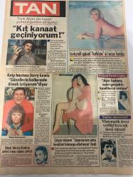 TAN GAZETESİ DOĞUM GÜNÜ HEDİYESİ (TURKISH NEWSPAPPER) - 18 EYLÜL 1984- SADECE 4 SAYFADIR -Altan Erbulak-Sakıp Sabancı-Carolyn Bailey-Ahmet Kara-Halil Acar-Zafir Seba-Mehmet Şehri-Jerry Lewis-Tarık Akan-Sophie Raynaud-Berrin Tuncel-Mahmut Bakırcı-Erdoğan Işık-İsmet Sezgin-Samim Seçkin-Dustin Hoffman-Altan Erbulak eşinden boşandı-İşadamlarının çoğu çapkınlık yapıyor-Erkek yakalandılar-Şile bezi şampiyon-Miki filmi çevirdiği için başı dertten kurtulmuyor-Kuşlar ölmesin diye kendi öldü-Maskeli Balonun takma burunlu ünlüleri-Bu ünlüyü tanıdınız mı-Kaldalıktan İsmet Sezgin şahit koltuğuna oturamadı-Kit kanaat geçiniyorum-İsviçreliler Türkiye’yi ucuz buldu-Kalp hastası Jerry Lewis güzellerin kollarında ölmek istiyorum-Çılgın ressam soyunurum ama kendimi kimseye ellettirmem dedi-Çapkın üniversiteli matematik dersi verdiği kıza aşk dersi öğretti