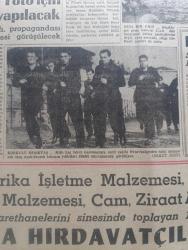Havadis Gazetesi - Turkish Newspaper - 13 Ocak 1961 - vali Refik Tulga ve Ahmet Yıldız gazetecilerle görüştü - Yeni Sabah gazetesinin sahibi tarafından gazetelerine alınmayan 50 gazeteci - Vali Refik Tulga'nın kanı bir vatandaşa verildi - Demokrat İzmir gazetesinin tahribi duruşmasına dün başlandı Fotoğrafı - siyasi faaliyetlerin bugün serbest bırakılması muhtemel - Doğu bölgesi sağlık hizmetleri yeniden bir esasa bağlanacak - sendikalar birleşmeli yazan Gökhan Evliyaoğlu - mübarek Miraç kandili - Kruşcev'in küba'ya gitmesi muhtemel - Yugoslav tankeri Peter Zaroviç hala yanıyor - Kazım Namiye mektup yazan Orhan Seyfi Orhon - sinema tiyatro rehberi - Cezayir için referandum yazan Mehmet Özuyar - Temel Reis çizen Ralph Stein - Galatasaray dün çift kale oynadı - Fenerbahçe İzmirli Beşiktaş'ta Ankaralı rakipleri için çalıştı - Galatasaray voleybol takımı İsrail'e gitti - Fenerbahçe'de kongre isteyen var - Fransızlar Fontain'in ayağının kırılması Ve Kopa'nın Real Madrid transferi için üzgün