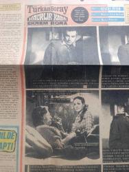 Tercüman İnci Gazetesi - Turkish Newspaper - 23 Mayıs 1970 - Amerika'da çocuklar da beyaz zehir kullanıyor - 4.5 milyon insan beyaz zehire müptela Amerika komünizmle savaşı bıraktı - mağrur kadın başrolde Türkan Şoray Ekrem Bora Süleyman Turan Leman Akçatepe Foto Roman - Enver Daniş otomobilde kadınlar matinesi yaptı - şu bahsettiğimiz ölü başrolde Müşfik Kenter Serpil Örümcer Sevda Sezer Foto Roman - rüyalarınız karakteriniz talihiniz Astro Grafoloji uzmanı hizmetinizde - tarihi aşk ve macera romanı Kleopatra yazan Murat Sertoğlu Yazı Dizisi - uluslararası 34. Bergama festivali'nde buram buram Anadolu koktu Fotoğrafı - Beyböri başrolde Salih Güney Müjgan Ağralı Aynur Aydan ve Tanju Şakar - yabancıların oyuncusu Feridun Çölgeçen Fotoğrafı - Ekrem Bora seyirciyi kabiliyeti ile memnun eden jön Fotoğrafı - Yılmaz Güney filmcilerin tuttuğu 5 isimden biri Fotoğrafı - İzzet Günay Fotoğrafı - A'dan Z'ye kadar kadın ev yazan Belma Aksun - Halit Kıvanç sunar topun üstündeki dünya