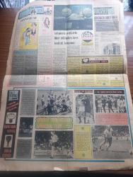 Tercüman İnci Gazetesi - Turkish Newspaper - 23 Mayıs 1970 - Amerika'da çocuklar da beyaz zehir kullanıyor - 4.5 milyon insan beyaz zehire müptela Amerika komünizmle savaşı bıraktı - mağrur kadın başrolde Türkan Şoray Ekrem Bora Süleyman Turan Leman Akçatepe Foto Roman - Enver Daniş otomobilde kadınlar matinesi yaptı - şu bahsettiğimiz ölü başrolde Müşfik Kenter Serpil Örümcer Sevda Sezer Foto Roman - rüyalarınız karakteriniz talihiniz Astro Grafoloji uzmanı hizmetinizde - tarihi aşk ve macera romanı Kleopatra yazan Murat Sertoğlu Yazı Dizisi - uluslararası 34. Bergama festivali'nde buram buram Anadolu koktu Fotoğrafı - Beyböri başrolde Salih Güney Müjgan Ağralı Aynur Aydan ve Tanju Şakar - yabancıların oyuncusu Feridun Çölgeçen Fotoğrafı - Ekrem Bora seyirciyi kabiliyeti ile memnun eden jön Fotoğrafı - Yılmaz Güney filmcilerin tuttuğu 5 isimden biri Fotoğrafı - İzzet Günay Fotoğrafı - A'dan Z'ye kadar kadın ev yazan Belma Aksun - Halit Kıvanç sunar topun üstündeki dünya