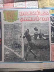 Tercüman İnci Gazetesi - Turkish Newspaper - 10 Mayıs 1970 - 1972 yılına kadar yıldızların günleri - Fatma Girik fotoğraf - Hülya Koçyiğit fotoğraf - Cüneyt Arkın fotoğraf - Kartal Tibet fotoğraf - Türkan Şoray fotoğraf - Mağrur Kadın başrolde Türkan Şoray Ekrem Bora Süleyman Turan Leman Akçatepe Foto Roman - futbolcu avcıları çalışma izni alamadılar - Şu bahsettiğimiz ölü başrolde Müşfik Kenter Serpil Örümcer Foto Roman - rüyalarınız karakteriniz talihiniz Astro Grafoloji uzmanı hizmetinizde - ünlü davulcu Durul Gence açıkladı topluluğum dağılmayacak - tarihi aşk ve macera romanı Kleopatra yazan Murat Sertoğlu - bizim evin yemeğinde samimi bir grup Muammer Çavuşoğlu Samet Ağaoğlu Emin Kalafat İhsan Çavuşoğlu gazetemizin sahibi Kemal Ilıcak ve eşi Nazlı Ilıcak Fotoğrafı - Celal Bayar kızı ve torunları ile Fotoğrafı - Genç İş adamlarımızdan Fazıl kaçar evlendi Fotoğrafı - Beyböri başrolde Salih Güney Müjgan Ağralı Aynur Aydan ve Tanju Şakar Foto Roman - Halit Kıvanç sunar