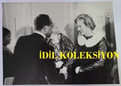 BİRLEŞİK KRALLIK ESKİ BAŞBAKANI MARGARET THATCHER'IN ORİJİNAL FOTOĞRAFI - ORIGINAL PHOTOGRAPH OF FORMER UNITED KINGDOM PRIME MINISTER MARGARET THATCHER - 20 x 15 cm EBADINDA - BATI HİNT ADALARI KÖKENLİ HENRY WEATHERS, MARGARET THATCHER'IN GÖÇÜ DURDURMA ÇAĞRISINA TEŞEKKÜR ETTİ. DÜN GECE LONDRA'DAKİ DORCHESTER'DA DÜZENLENEN MUHAFAZAKAR PARTİ KIŞ BALOSU'NDA WEATHERS, THATCHER'IN ELİNİ SIKTI VE ONA 