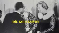 BİRLEŞİK KRALLIK ESKİ BAŞBAKANI MARGARET THATCHER'IN ORİJİNAL FOTOĞRAFI - ORIGINAL PHOTOGRAPH OF FORMER UNITED KINGDOM PRIME MINISTER MARGARET THATCHER - 20 x 15 cm EBADINDA - BATI HİNT ADALARI KÖKENLİ HENRY WEATHERS, MARGARET THATCHER'IN GÖÇÜ DURDURMA ÇAĞRISINA TEŞEKKÜR ETTİ. DÜN GECE LONDRA'DAKİ DORCHESTER'DA DÜZENLENEN MUHAFAZAKAR PARTİ KIŞ BALOSU'NDA WEATHERS, THATCHER'IN ELİNİ SIKTI VE ONA 