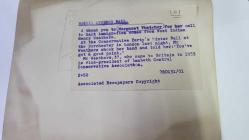 BİRLEŞİK KRALLIK ESKİ BAŞBAKANI MARGARET THATCHER'IN ORİJİNAL FOTOĞRAFI - ORIGINAL PHOTOGRAPH OF FORMER UNITED KINGDOM PRIME MINISTER MARGARET THATCHER - 20 x 15 cm EBADINDA - BATI HİNT ADALARI KÖKENLİ HENRY WEATHERS, MARGARET THATCHER'IN GÖÇÜ DURDURMA ÇAĞRISINA TEŞEKKÜR ETTİ. DÜN GECE LONDRA'DAKİ DORCHESTER'DA DÜZENLENEN MUHAFAZAKAR PARTİ KIŞ BALOSU'NDA WEATHERS, THATCHER'IN ELİNİ SIKTI VE ONA 