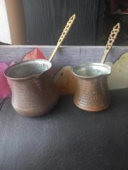 İki adet bakır dövme cezve